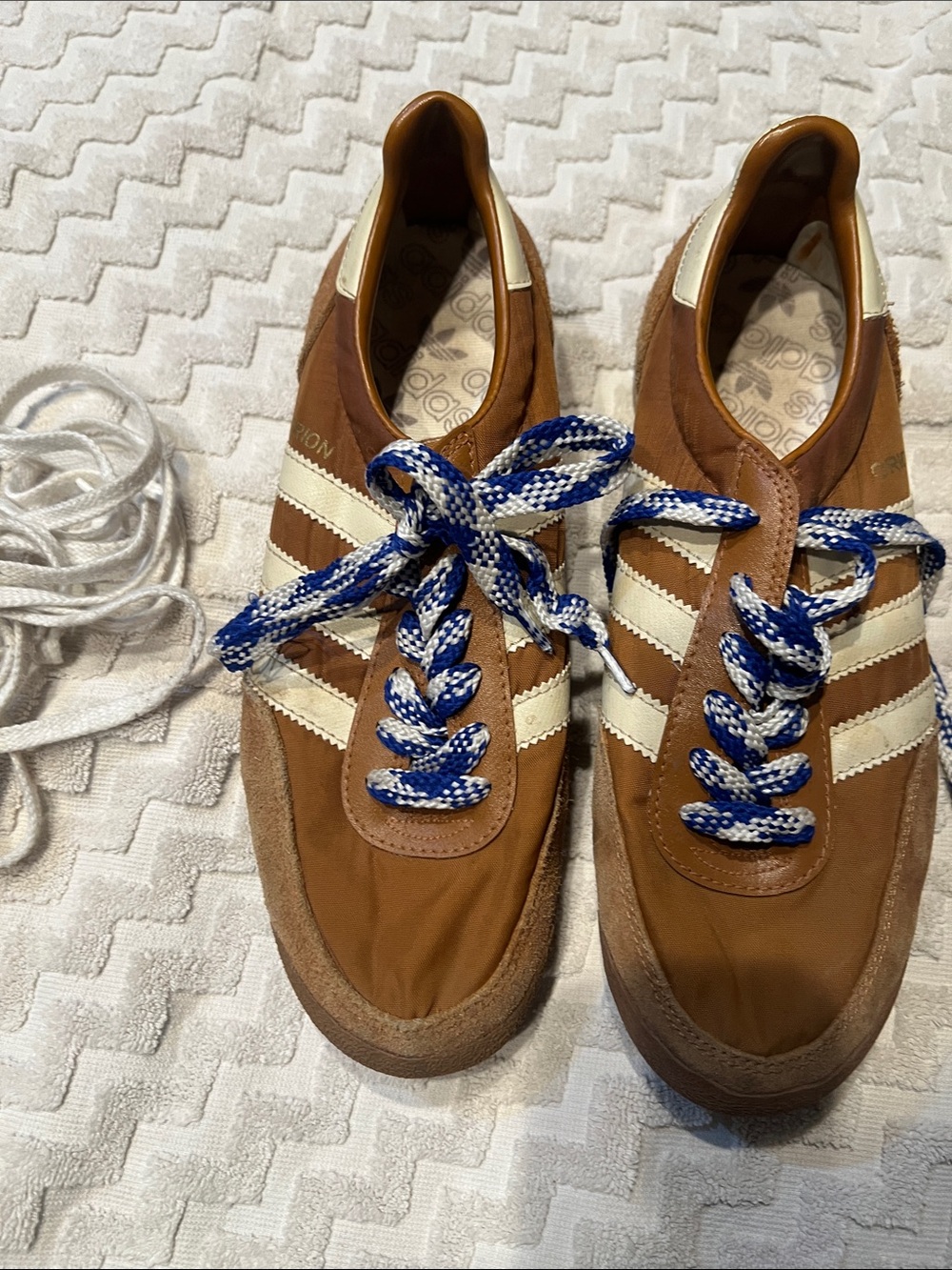 Adidas vintage tennis shoes